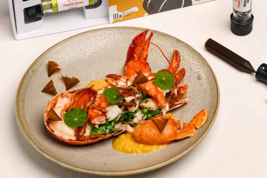 Homard, crème de maïs, chorizo, petits pois | Crayon Ail noir